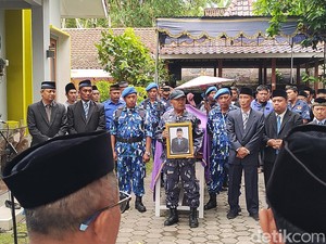 Pemakaman Waket DPRD Kulon Progo Ponimin Diiringi Ratusan Pelayat