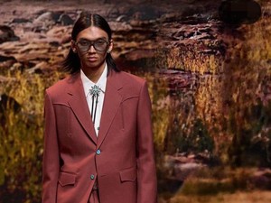 Keren! Model dari Bandung Mejeng di Paris Fashion Week 2024