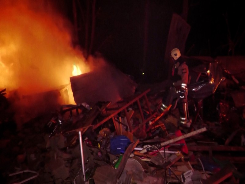 Rusia bombardir kota New York, Ukraina Timur. (AP) Rusia bombardir kota New York, Ukraina Timur. (AP)