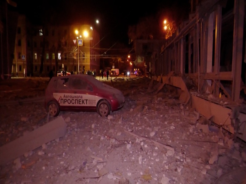 Rusia bombardir kota New York, Ukraina Timur. (AP) Rusia bombardir kota New York, Ukraina Timur. (AP)