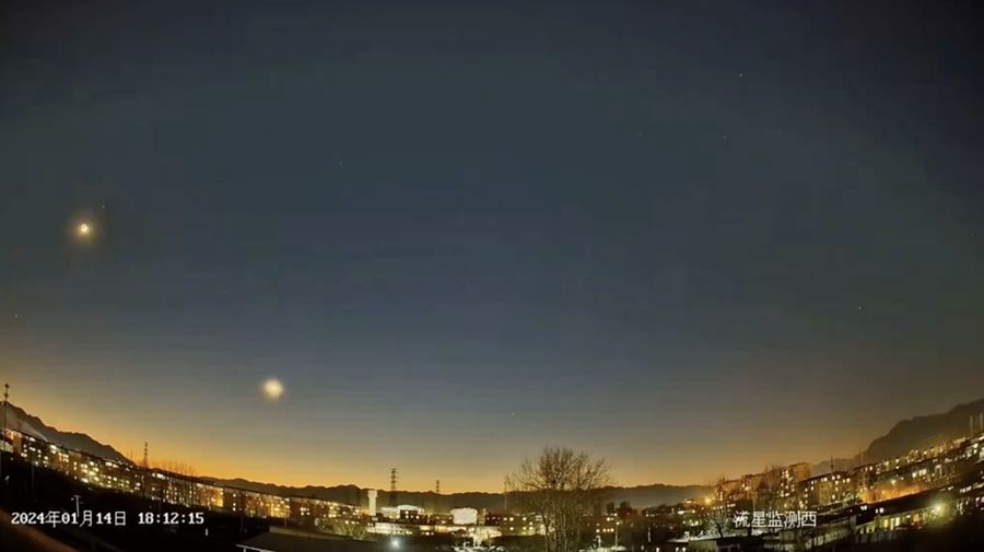 Sebuah video memperlihatkan sebuah cahaya berjalan diatas langit Bejing. (X @1337nubcakes)