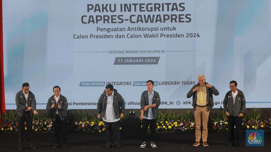 Seluruh pasangan capres dan cawapres (kiri-kanan) Anies Baswedan - Muhaimin Iskandar; Prabowo Subianto - Gibran Rakabuming Raka; dan Ganjar Pranowo - Mahfud MD mengenakan jaket secara bersamaan sebagai simbolis komitmen anti korupsi di acara paku Integritas Capres-Cawapres di Gedung Merah Putih, KPK, Jakarta, Rabu (17/1/2023). (CNBC Indonesia/Muhammad Sabki)