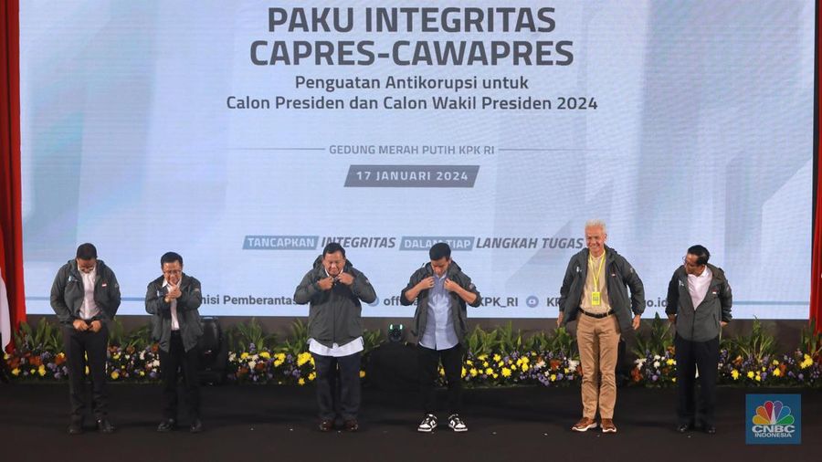Seluruh pasangan capres dan cawapres (kiri-kanan) Anies Baswedan - Muhaimin Iskandar; Prabowo Subianto - Gibran Rakabuming Raka; dan Ganjar Pranowo - Mahfud MD mengenakan jaket secara bersamaan sebagai simbolis komitmen anti korupsi di acara paku Integritas Capres-Cawapres di Gedung Merah Putih, KPK, Jakarta, Rabu (17/1/2023). (CNBC Indonesia/Muhammad Sabki)