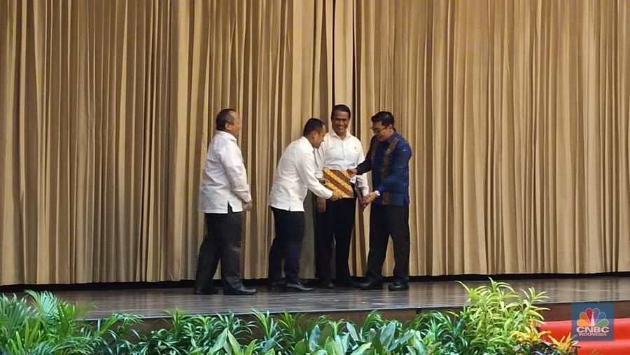 Serah terima surat tugas pemeriksaan dari BPK ke kementan dan Bapanas. Paling kiri penanggung jawab utama tim pemeriksaan BPK Syamsudin, anggota IV BPK Haerul Saleh, Mentan Andi Amran Sulaeman, Kepala Bapanas Arief Prasetyo Adi. (CNBC Indonesia/Martyasari Rizky)