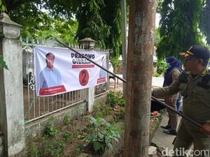 Panwascam Pinrang Tertibkan APK Prabowo-Gibran di Rumdis Dekat Rujab Bupati
