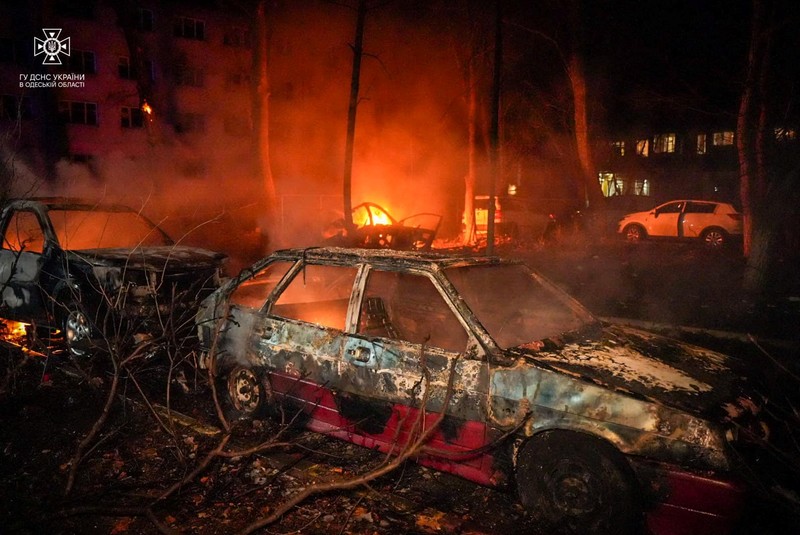 Suasana psaca serang drone atau pesawat tanpa awak milik Rusia di kota Odesa, Ukraina, Rabu (1/7/1/2024). (Handout via REUTERS)