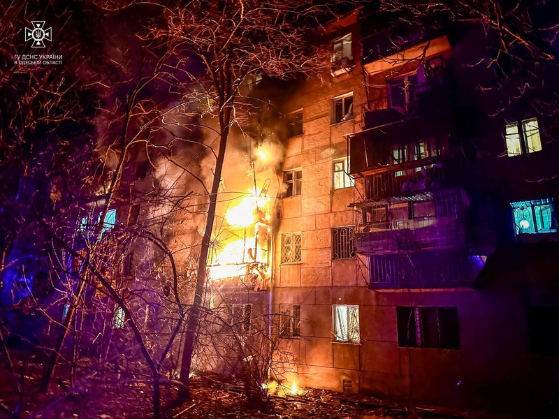 Suasana psaca serang drone atau pesawat tanpa awak milik Rusia di kota Odesa, Ukraina, Rabu (1/7/1/2024). (Handout via REUTERS)