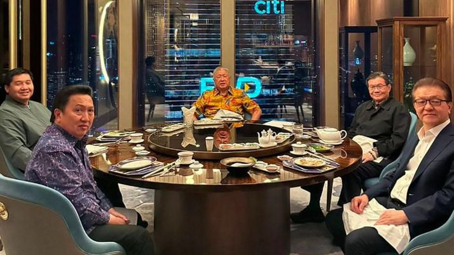 Sugianto Kusuma alias Aguan, Prajogo Pangestu, Frangky Wijadja, dan Boy Thohir saat makan pada Kamis (7/12/2023). (վ)