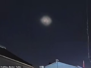Pramugari Rekam Benda Aneh Berwarna Pink, Dicurigai UFO