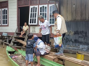 Gubernur Jambi Beri Bantuan Korban Banjir, Warga Diimbau Mengungsi