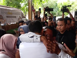 Warga Kampung Bayam Peluk Anies Sebelum Acara Desak Anies Dimulai