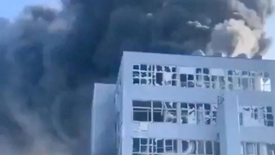 Asap mengepul setelah laporan ledakan dari pabrik serat stapel poliester di Shakhty, Wilayah Rostov, Rusia dalam tangkapan layar yang diperoleh dari video media sosial yang dirilis pada 17 Januari 2024. (Video Obtained by Reuters/via REUTERS)