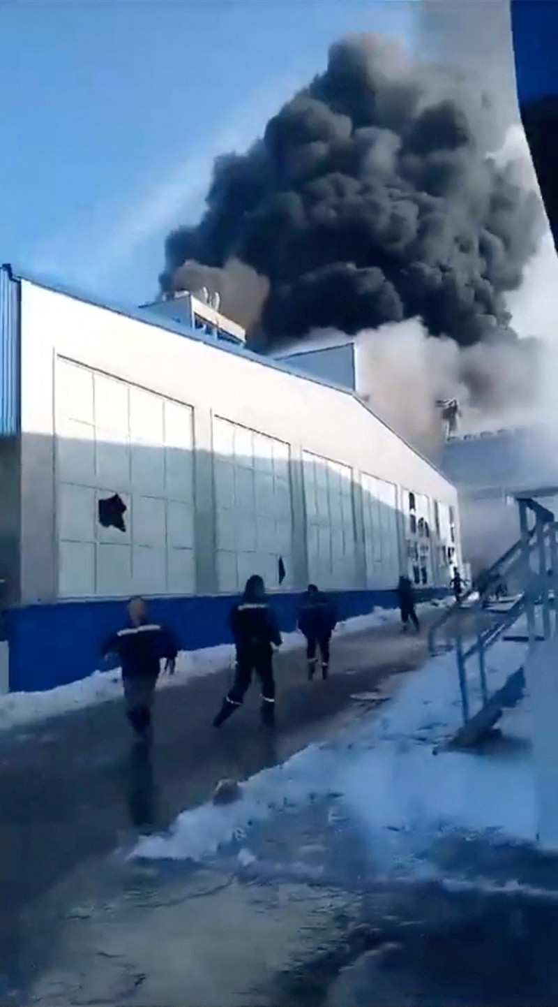 Asap mengepul setelah laporan ledakan dari pabrik serat stapel poliester di Shakhty, Wilayah Rostov, Rusia dalam tangkapan layar yang diperoleh dari video media sosial yang dirilis pada 17 Januari 2024. (Video Obtained by Reuters/via REUTERS)