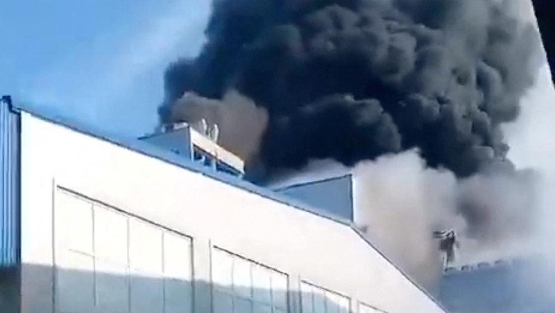 Asap mengepul setelah laporan ledakan dari pabrik serat stapel poliester di Shakhty, Wilayah Rostov, Rusia dalam tangkapan layar yang diperoleh dari video media sosial yang dirilis pada 17 Januari 2024. (Video Obtained by Reuters/via REUTERS)