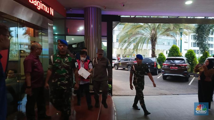 Budi Said ditetapkan sebagai tersangka soal rekayasa jual beli emas di Lobby Gedung Kartika Kejaksaan Agung RI, pada Kamis (18/1/2023). (CNBC Indonesia/Rosseno Aji Nugroho)