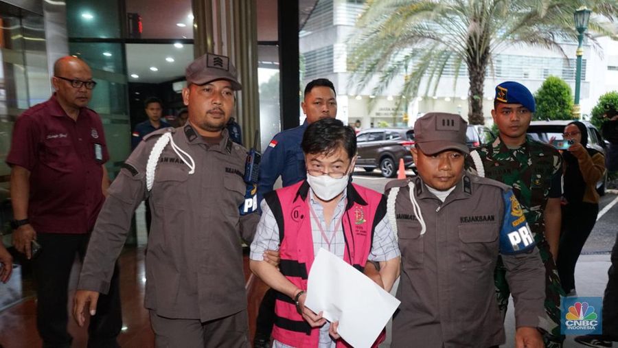 Budi Said ditetapkan sebagai tersangka soal rekayasa jual beli emas di Lobby Gedung Kartika Kejaksaan Agung RI, pada Kamis (18/1/2023). (վ/Rosseno Aji Nugroho)