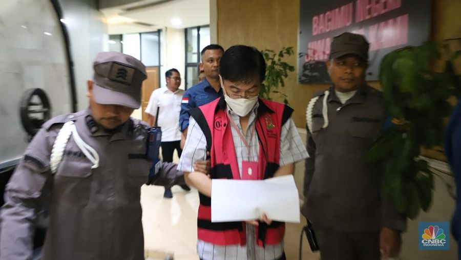 Budi Said ditetapkan sebagai tersangka soal rekayasa jual beli emas di Lobby Gedung Kartika Kejaksaan Agung RI, pada Kamis (18/1/2023). (CNBC Indonesia/Rosseno Aji Nugroho)