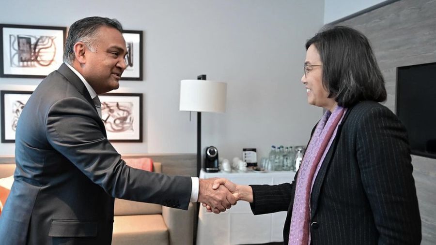 Di sela-sela WEF Annual Meeting 2024, Sri Mulyani berkesempatan bertukar pikiran dengan CEO Youtube, Neal Mohan, Selasa (16/1/2024). (Instagram/smindrwati)