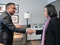 Bos YouTube Tiba-Tiba Melarang Anak Main HP, Ada Apa?