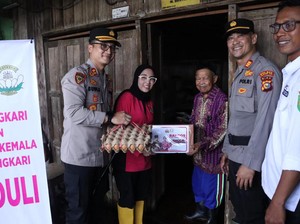 Kapolres Inhil Door to Door Temui Korban Banjir, Beri Bantuan-Sosialisasi Pemilu