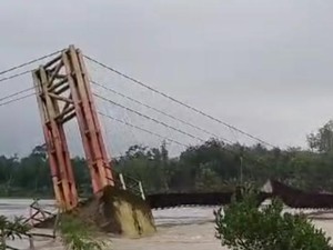 Diterjang Banjir, Jembatan Gantung di Sumsel Putus