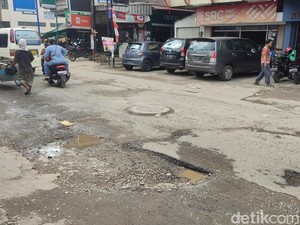 Jalan Segaran Rusak-Berlobang, Warga Minta Pemkot Segera Perbaiki