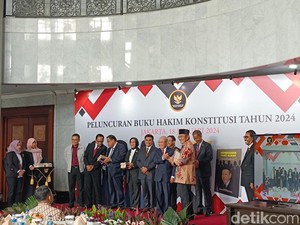 Luncurkan Buku Hakim Konstitusi 2024, Ketua MK: Menambah Wawasan Baru