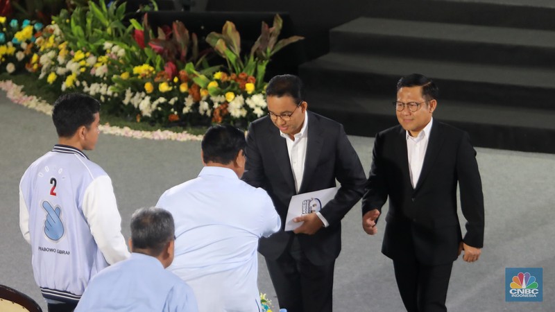 Momen Anies Baswedan (kedua dari kanan) sebelum bersalaman dengan Prabowo Subianto (kedua dari kiri) dalam acara Penguatan Antikorupsi Bagi Calon Presiden dan Calon Wakil Presiden periode 2024-2029 di Gedung Merah Putih, Komisi Pemberantasan Korupsi, Jakarta, Rabu (17/1/2024). (CNBC Indonesia/Muhammad Sabki) Momen Anies Baswedan (kedua dari kanan) sebelum bersalaman dengan Prabowo Subianto (kedua dari kiri) dalam acara Penguatan Antikorupsi Bagi Calon Presiden dan Calon Wakil Presiden periode 2024-2029 di Gedung Merah Putih, Komisi Pemberantasan Korupsi, Jakarta, Rabu (17/1/2024). (CNBC Indonesia/Muhammad Sabki)