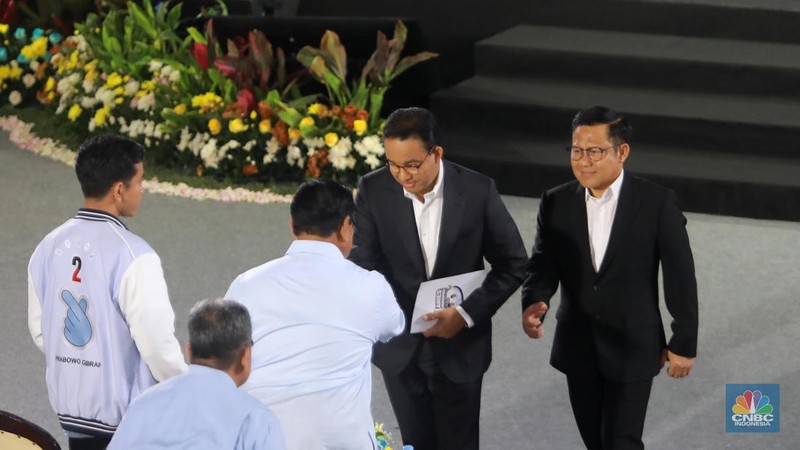 Momen Anies Baswedan (kedua dari kanan) sebelum bersalaman dengan Prabowo Subianto (kedua dari kiri) dalam acara Penguatan Antikorupsi Bagi Calon Presiden dan Calon Wakil Presiden periode 2024-2029 di Gedung Merah Putih, Komisi Pemberantasan Korupsi, Jakarta, Rabu (17/1/2024).  (CNBC Indonesia/Muhammad Sabki)