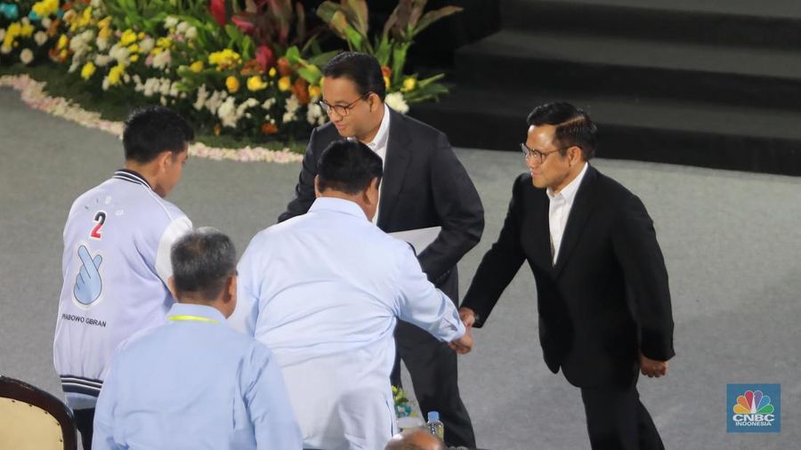 Momen Anies Baswedan (kedua dari kanan) sebelum bersalaman dengan Prabowo Subianto (kedua dari kiri) dalam acara Penguatan Antikorupsi Bagi Calon Presiden dan Calon Wakil Presiden periode 2024-2029 di Gedung Merah Putih, Komisi Pemberantasan Korupsi, Jakarta, Rabu (17/1/2024).  (վ/Muhammad Sabki)