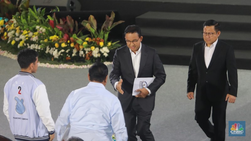 Momen Anies Baswedan (kedua dari kanan) sebelum bersalaman dengan Prabowo Subianto (kedua dari kiri) dalam acara Penguatan Antikorupsi Bagi Calon Presiden dan Calon Wakil Presiden periode 2024-2029 di Gedung Merah Putih, Komisi Pemberantasan Korupsi, Jakarta, Rabu (17/1/2024). (CNBC Indonesia/Muhammad Sabki) Momen Anies Baswedan (kedua dari kanan) sebelum bersalaman dengan Prabowo Subianto (kedua dari kiri) dalam acara Penguatan Antikorupsi Bagi Calon Presiden dan Calon Wakil Presiden periode 2024-2029 di Gedung Merah Putih, Komisi Pemberantasan Korupsi, Jakarta, Rabu (17/1/2024). (CNBC Indonesia/Muhammad Sabki)