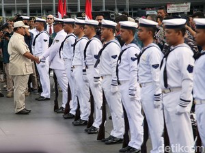 Menhan Prabowo Ingatkan KRI dr Radjiman untuk Waspada di Laut Merah