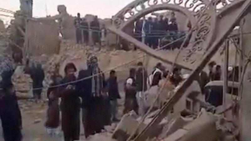 Orang-orang berkumpul di dekat reruntuhan setelah serangan militer Pakistan di sebuah desa Iran dekat Saravan, Provinsi Sistan dan Baluchestan, Iran, 18 Januari 2024 dalam tangkapan layar dari media sosial. (video obtained by REUTERS)
