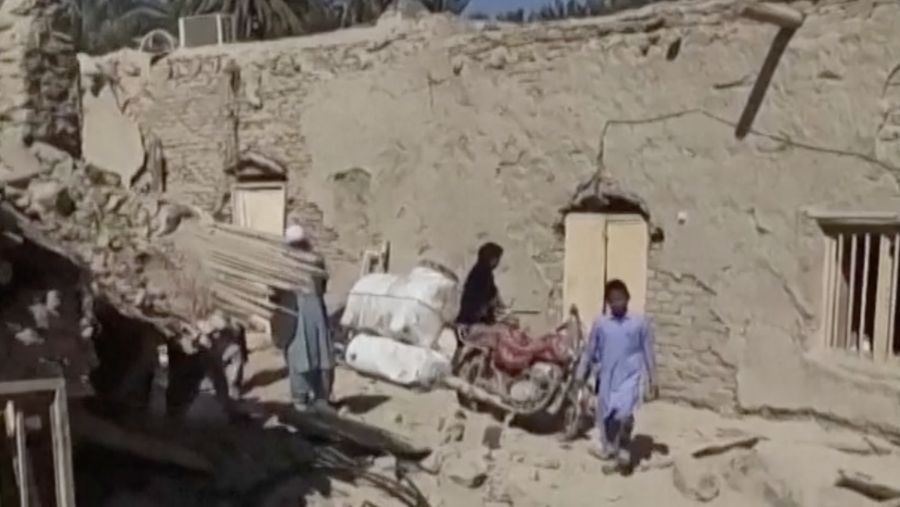 Orang-orang berkumpul di dekat reruntuhan setelah serangan militer Pakistan di sebuah desa Iran dekat Saravan, Provinsi Sistan dan Baluchestan, Iran, 18 Januari 2024 dalam tangkapan layar dari media sosial. (video obtained by REUTERS)