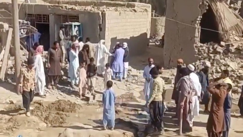 Orang-orang berkumpul di dekat reruntuhan setelah serangan militer Pakistan di sebuah desa Iran dekat Saravan, Provinsi Sistan dan Baluchestan, Iran, 18 Januari 2024 dalam tangkapan layar dari media sosial. (video obtained by REUTERS)