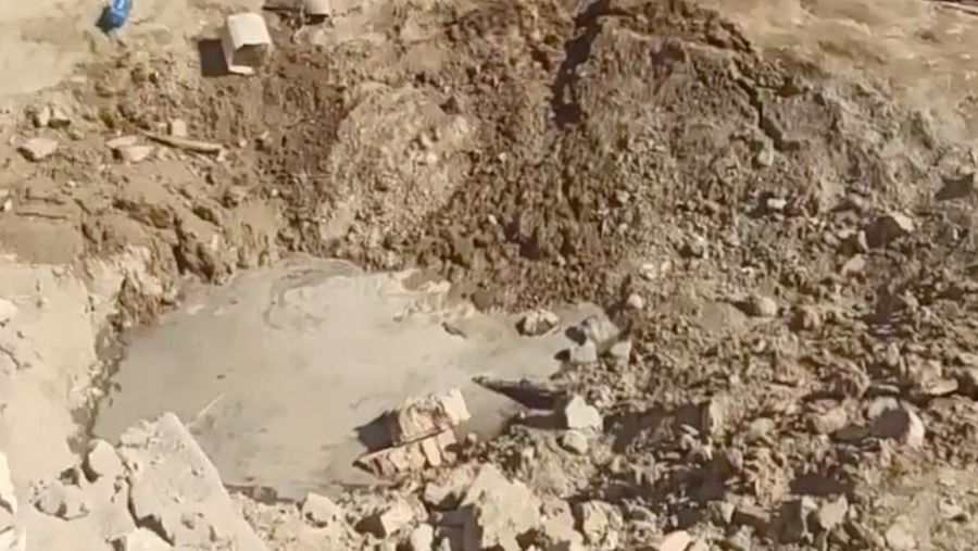 Orang-orang berkumpul di dekat reruntuhan setelah serangan militer Pakistan di sebuah desa Iran dekat Saravan, Provinsi Sistan dan Baluchestan, Iran, 18 Januari 2024 dalam tangkapan layar dari media sosial. (video obtained by REUTERS)