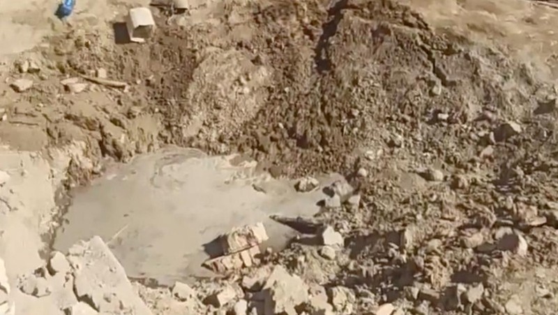 Orang-orang berkumpul di dekat reruntuhan setelah serangan militer Pakistan di sebuah desa Iran dekat Saravan, Provinsi Sistan dan Baluchestan, Iran, 18 Januari 2024 dalam tangkapan layar dari media sosial. (video obtained by REUTERS)