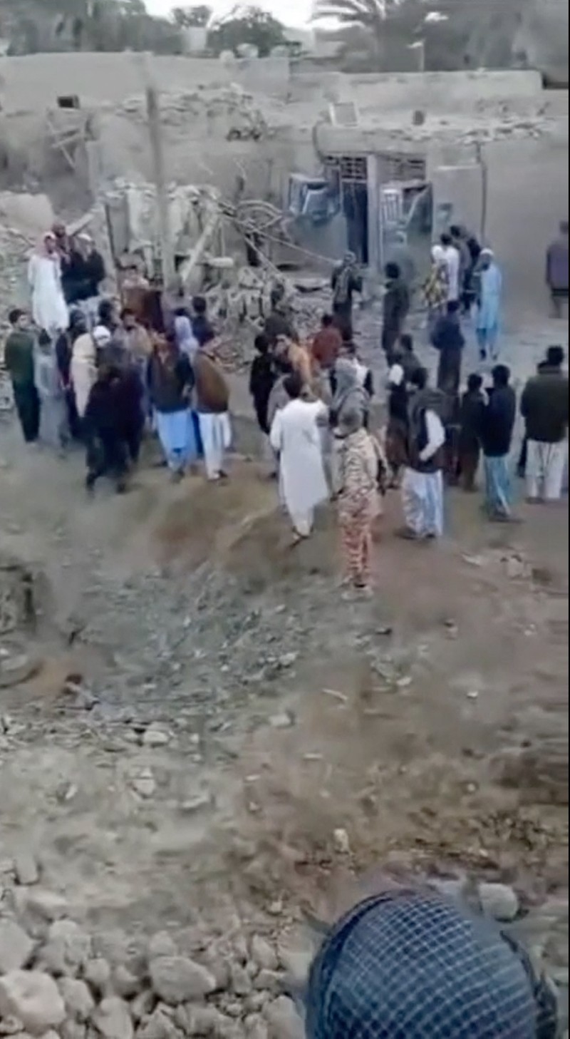 Orang-orang berkumpul di dekat reruntuhan setelah serangan militer Pakistan di sebuah desa Iran dekat Saravan, Provinsi Sistan dan Baluchestan, Iran, 18 Januari 2024 dalam tangkapan layar dari media sosial. Orang-orang berkumpul di dekat reruntuhan setelah serangan militer Pakistan di sebuah desa Iran dekat Saravan, Provinsi Sistan dan Baluchestan, Iran, 18 Januari 2024 dalam tangkapan layar dari media sosial. (video obtained by REUTERS)