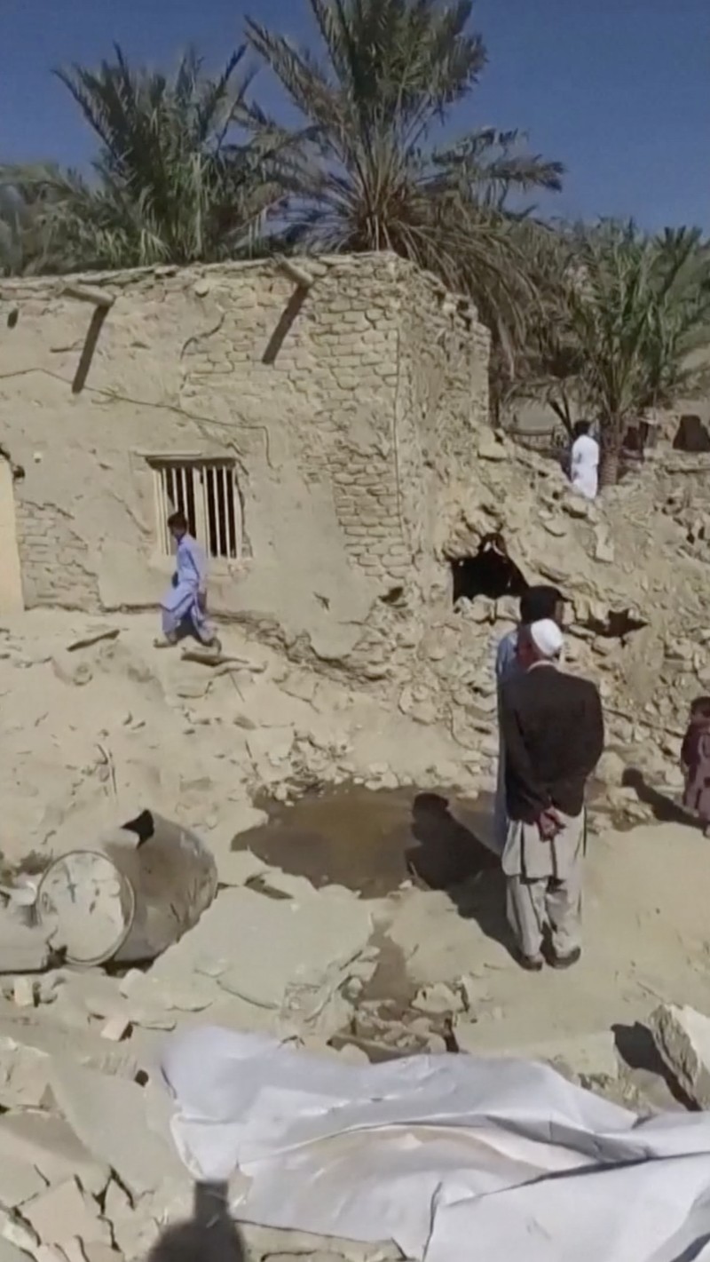 Orang-orang berkumpul di dekat reruntuhan setelah serangan militer Pakistan di sebuah desa Iran dekat Saravan, Provinsi Sistan dan Baluchestan, Iran, 18 Januari 2024 dalam tangkapan layar dari media sosial. Orang-orang berkumpul di dekat reruntuhan setelah serangan militer Pakistan di sebuah desa Iran dekat Saravan, Provinsi Sistan dan Baluchestan, Iran, 18 Januari 2024 dalam tangkapan layar dari media sosial. (video obtained by REUTERS)