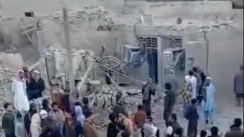 Orang-orang berkumpul di dekat reruntuhan setelah serangan militer Pakistan di sebuah desa Iran dekat Saravan, Provinsi Sistan dan Baluchestan, Iran, 18 Januari 2024 dalam tangkapan layar dari media sosial. (video obtained by REUTERS)