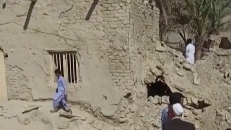 Orang-orang berkumpul di dekat reruntuhan setelah serangan militer Pakistan di sebuah desa Iran dekat Saravan, Provinsi Sistan dan Baluchestan, Iran, 18 Januari 2024 dalam tangkapan layar dari media sosial. (video obtained by REUTERS)