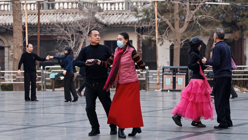 Seorang wanita dan seorang anak duduk di sebuah taman di Beijing, Cina 12 Januari 2024. (REUTERS/Tingshu Wang)