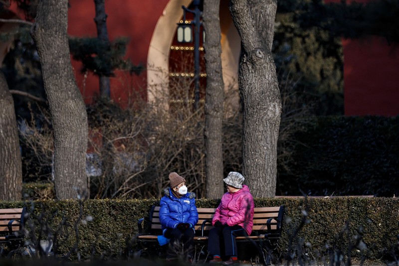 Seorang wanita dan seorang anak duduk di sebuah taman di Beijing, Cina 12 Januari 2024. Seorang wanita dan seorang anak duduk di sebuah taman di Beijing, Cina 12 Januari 2024. (REUTERS/Tingshu Wang)