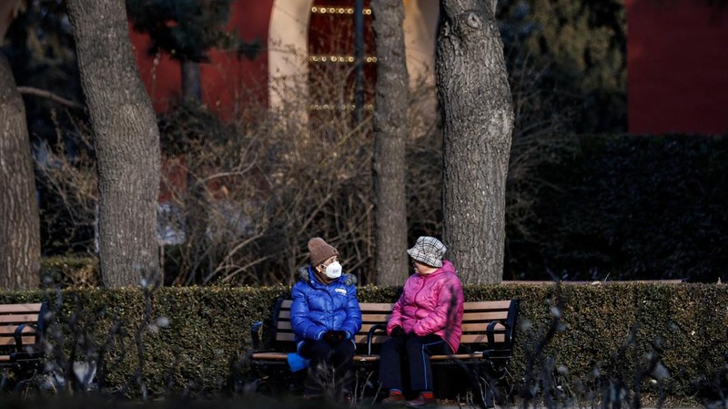 Seorang wanita dan seorang anak duduk di sebuah taman di Beijing, Cina 12 Januari 2024. (REUTERS/Tingshu Wang)