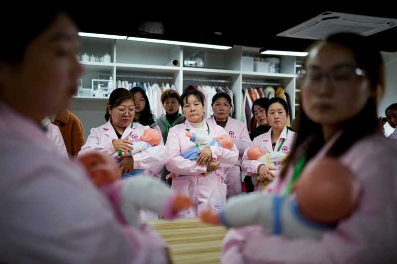 Seorang wanita dan seorang anak duduk di sebuah taman di Beijing, Cina 12 Januari 2024. Seorang wanita dan seorang anak duduk di sebuah taman di Beijing, Cina 12 Januari 2024. (REUTERS/Tingshu Wang)