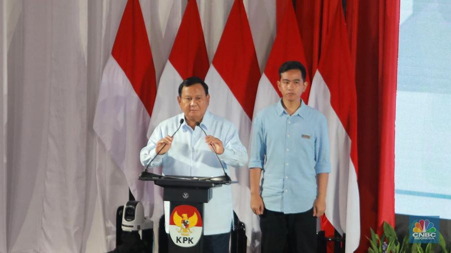 Pasangan capres-cawapres nomor urut 02, Prabowo Subianto dan Gibran Rakabuming Raka saat menghadiri Dialog Paku Integritas capres-cawapres di KPK, Jakarta, Rabu (17/1/2024). (CNBC Indonesia/Muhammad Sabki)