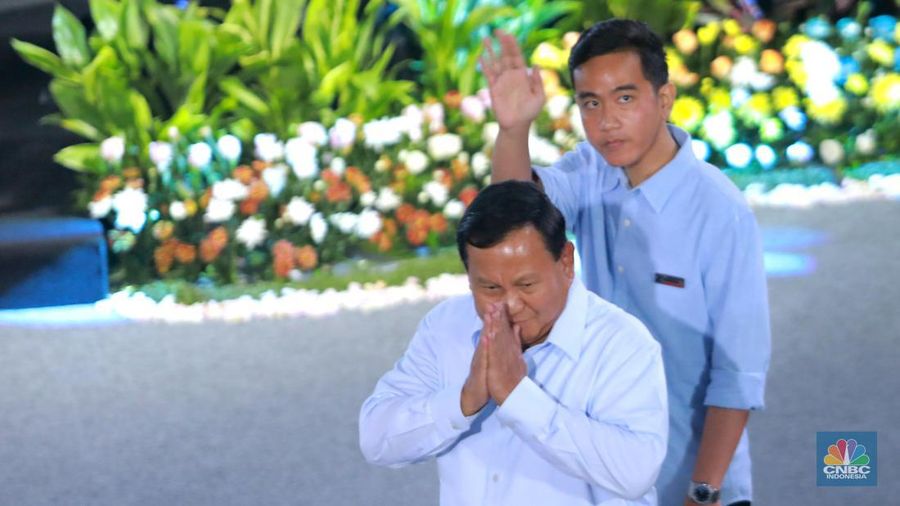 Pasangan capres-cawapres nomor urut 02, Prabowo Subianto dan Gibran Rakabuming Raka saat menghadiri Dialog Paku Integritas capres-cawapres di KPK, Jakarta, Rabu (17/1/2024). (CNBC Indonesia/Muhammad Sabki)