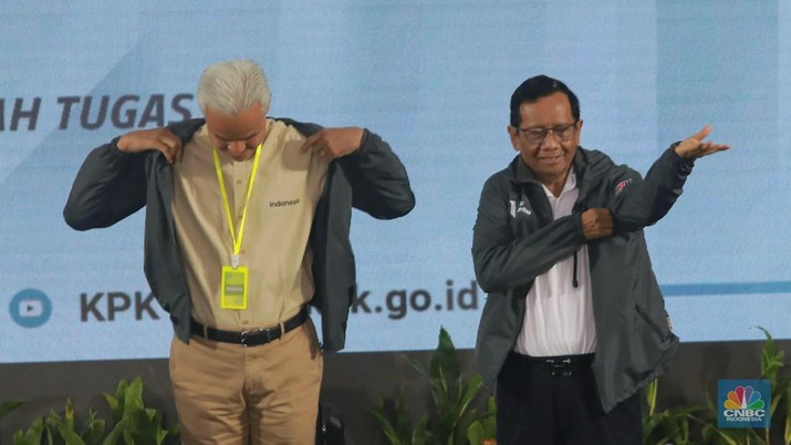 Pasangan capres-cawapres nomor urut 03, Ganjar Pranowo dan Mahfud MD saat menghadiri Dialog Paku Integritas capres-cawapres di KPK, Jakarta, Rabu (17/1/2024). (CNBC Indonesia/Muhammad Sabki) Pasangan capres-cawapres nomor urut 03, Ganjar Pranowo dan Mahfud MD saat menghadiri Dialog Paku Integritas capres-cawapres di KPK, Jakarta, Rabu (17/1/2024). (CNBC Indonesia/Muhammad Sabki)