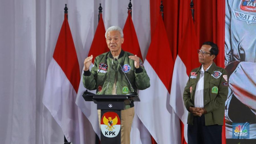 Pasangan capres-cawapres nomor urut 03, Ganjar Pranowo dan Mahfud MD saat menghadiri Dialog Paku Integritas capres-cawapres di KPK, Jakarta, Rabu (17/1/2024). (CNBC Indonesia/Muhammad Sabki)