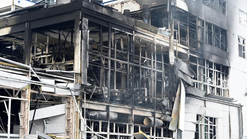 Asap mengepul setelah laporan ledakan dari pabrik serat stapel poliester di Shakhty, Wilayah Rostov, Rusia dalam tangkapan layar yang diperoleh dari video media sosial yang dirilis pada 17 Januari 2024. (Video Obtained by Reuters/via REUTERS)